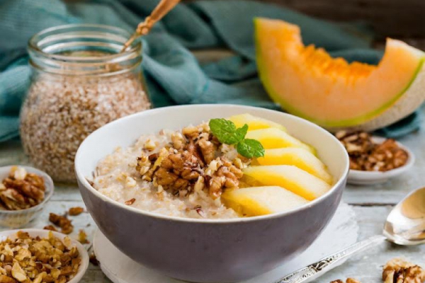 Owsianka z melonem, siemię lnianym i orzechami włoskimi / Oatmeal with melon, linseed and walnuts