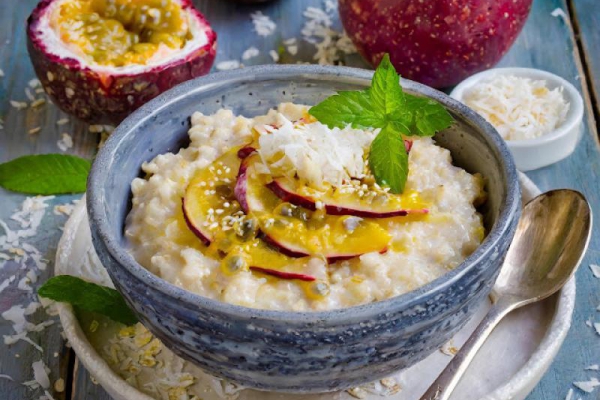 Owsianka kokosowa z marakują, jabłkiem i płatkami kokosa / Coconut oatmeal with passion fruit, apple nad coconut flakes