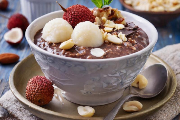 Owsianka kakaowa z liczi, fistaszkami i czekoladą / Cocoa oatmealwith lychee, peanuts and chocolate