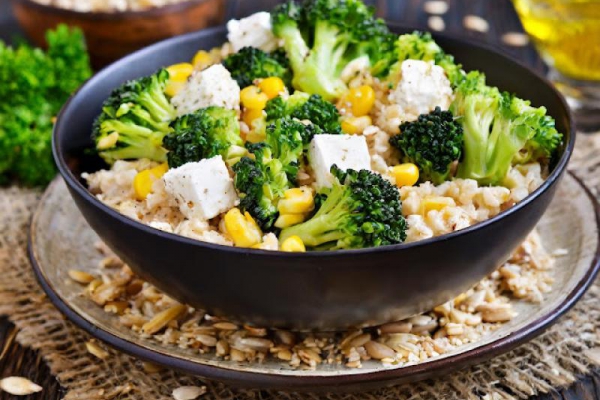Owsianka z brokułem, kukurydzą, serem feta i ziarnem słonecznika / Oatmeal with broccoli, corn, feta cheese and sunflower seeds