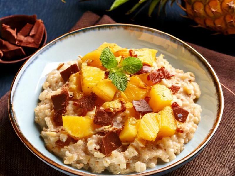 Owsianka z ananasem, marcepanem i czekoladą / Oatmeal with pineapple, marzipan and chocolate