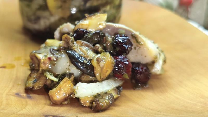 Śledź solony z grzybami leśnymi