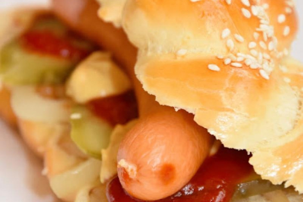 HOT-DOGI Z KIEŁBASKĄ I DUSZONĄ CEBULĄ