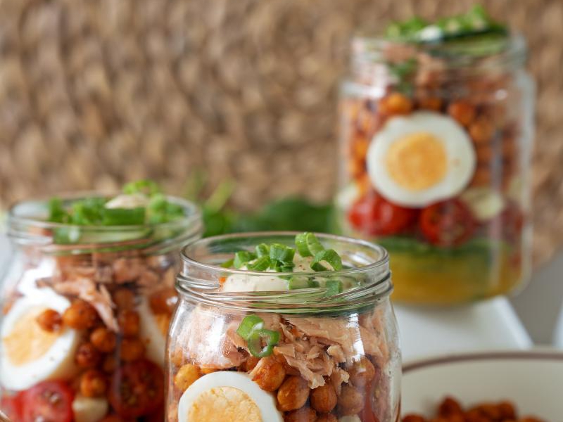 SAŁATKA Z PIECZONĄ CIECIERZYCĄ I ŁOSOSIEM