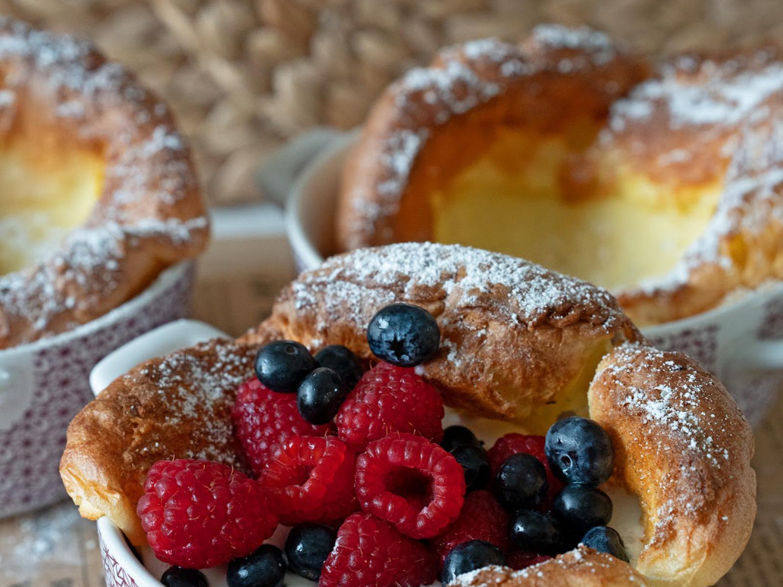 DUTCH BABY Z BITĄ ŚMIETANĄ I OWOCAMI