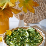 SEROWA TARTA Z CUKINIĄ