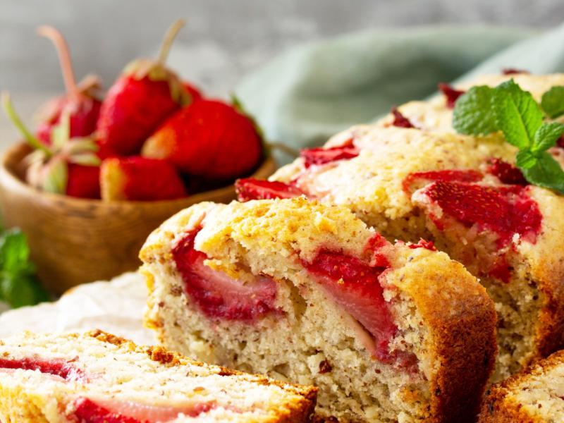 Chlebek bananowy z truskawkami