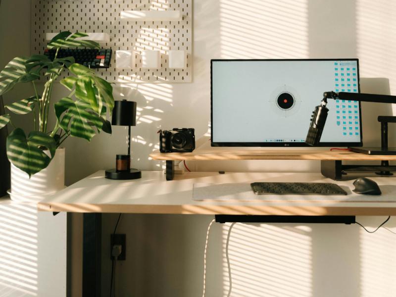 Home office w salonie: gdzie wstawić biurko i jak to ukryć?