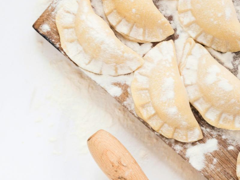 Czy dodawać jajko do ciasta na pierogi?