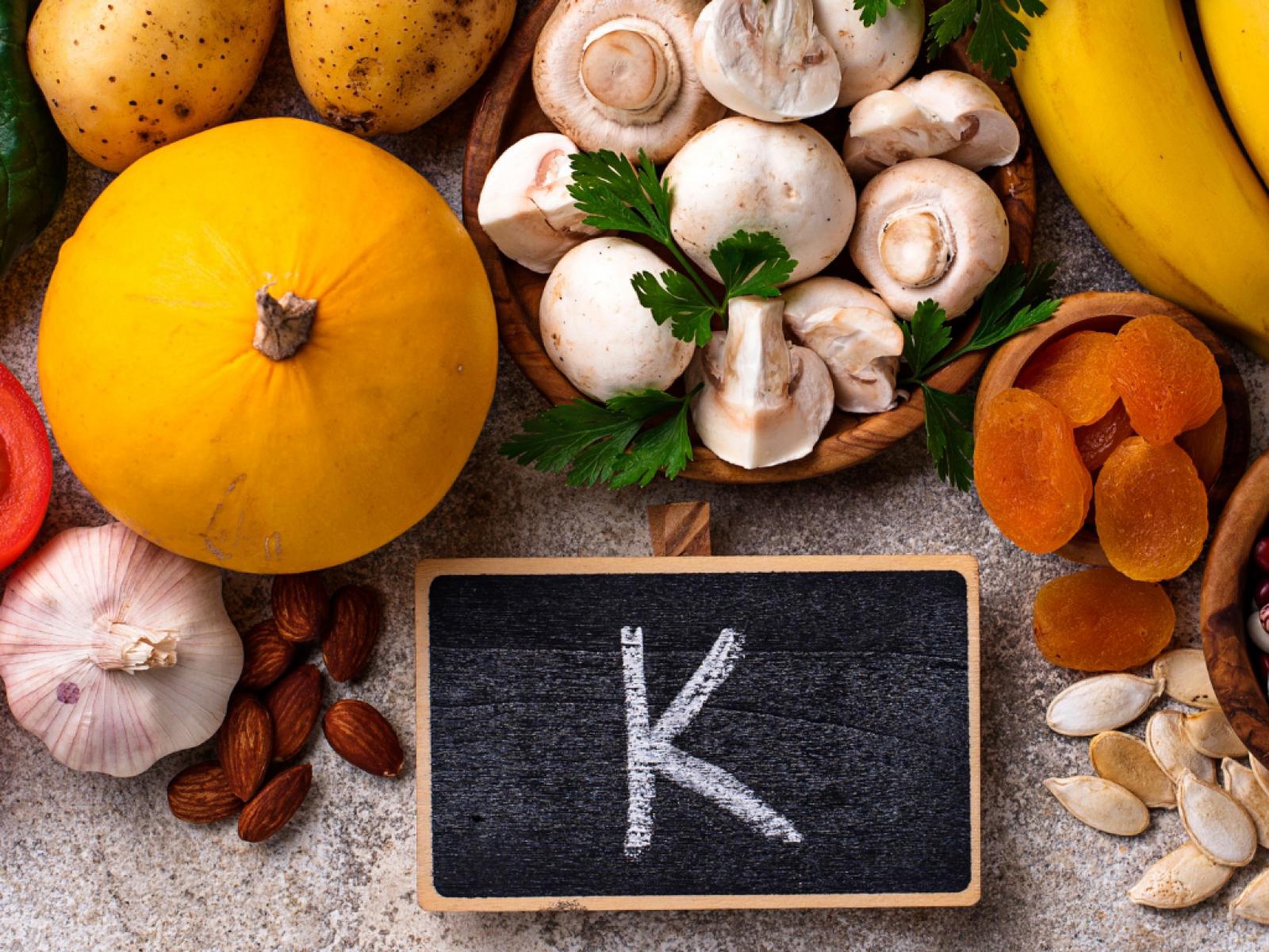 Produkty bogate w potas – jak komponować codzienne posiłki z ich udziałem?