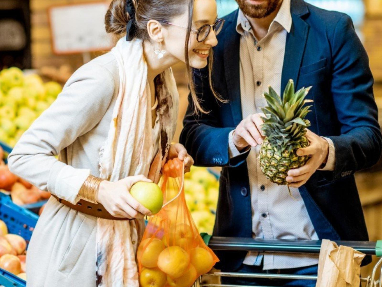 Jak zaplanować domowe zakupy bez papierowych gazetek? Porównaj oferty Lidla, Carrefour’a i Biedronki