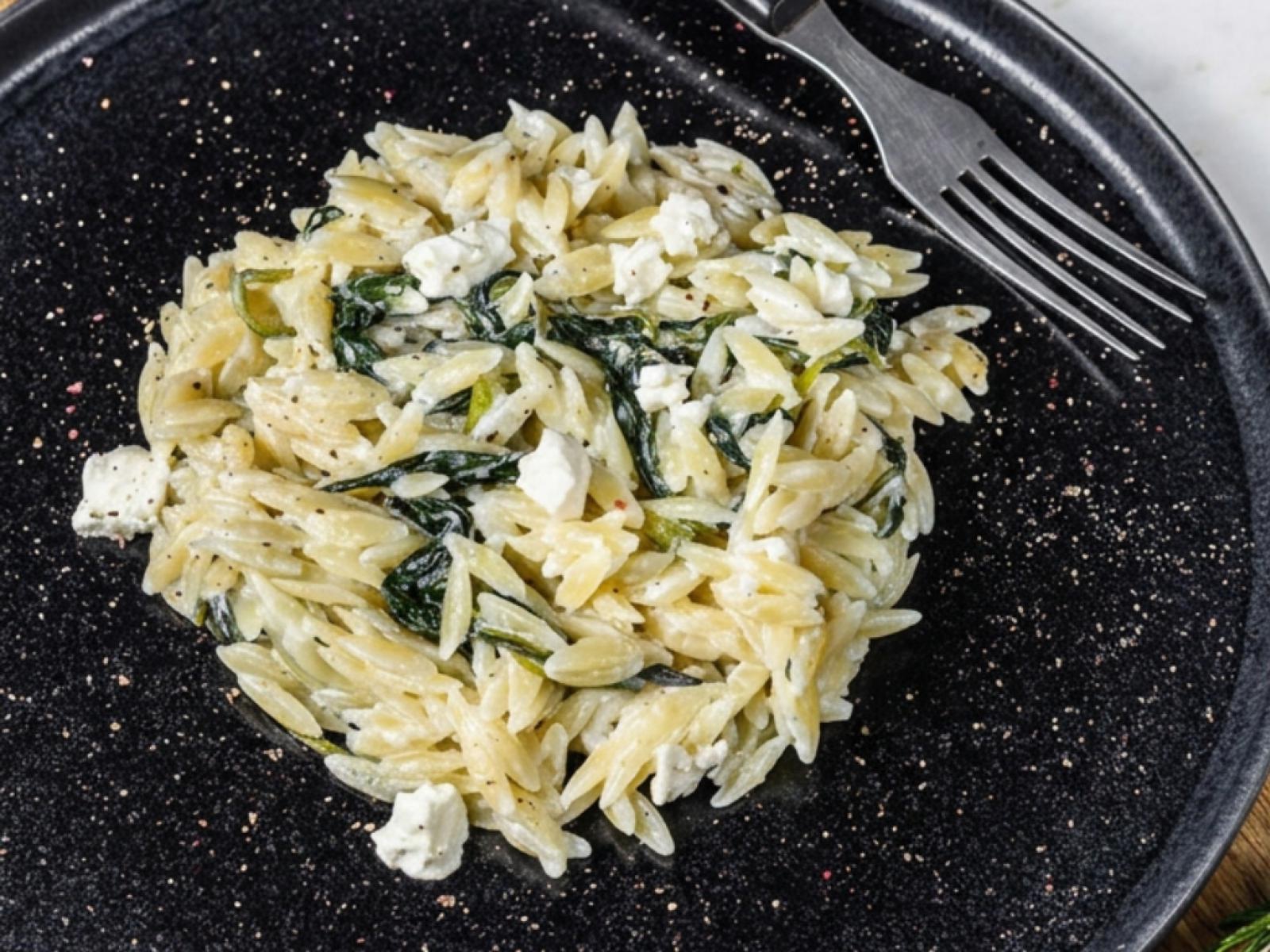 Makaron orzo z kurczakiem i szpinakiem – kremowy obiad z jednej patelni