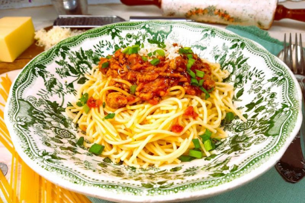 Spaghetti z sosem mięsno - pomidorowym