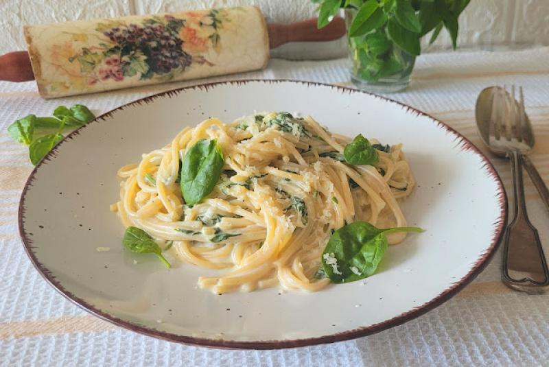 Makaron spaghetti w kremowym sosie szpinakowo -serowym