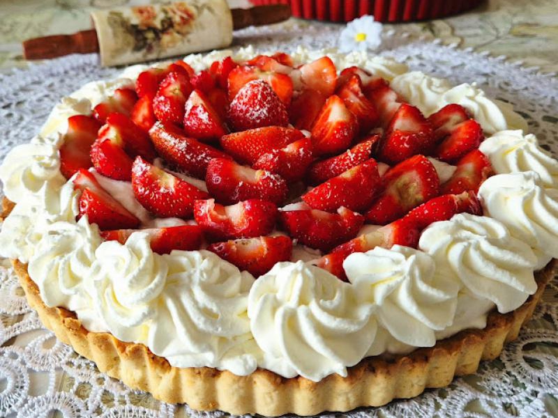 Tarta z truskawkami i kremem z bitej śmietany