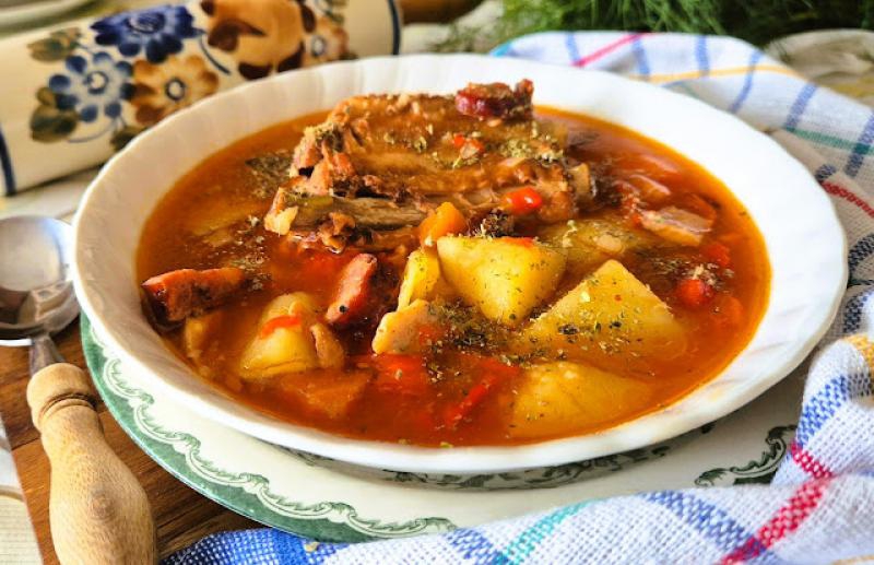 Zupa gulaszowa na żeberkach