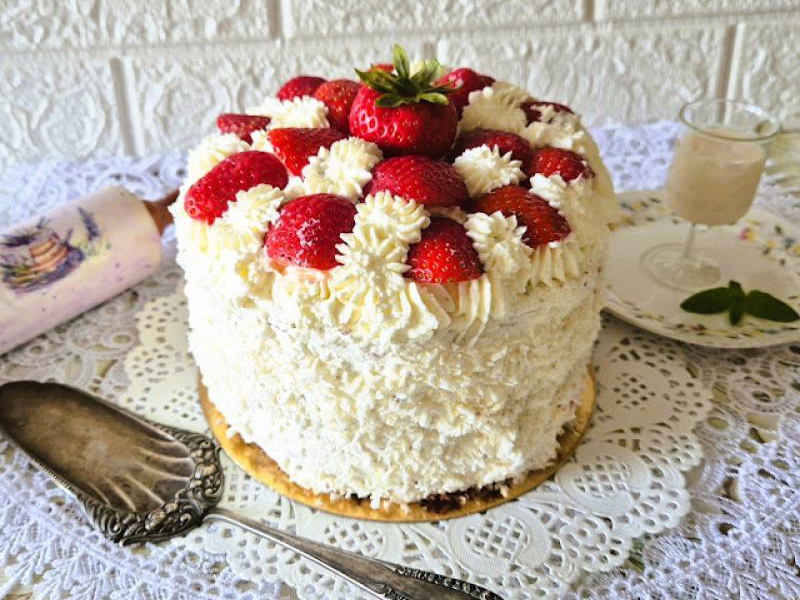Tort Malibu z truskawkami