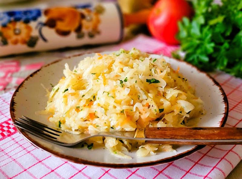 Szybka surówka z kiszonej kapusty