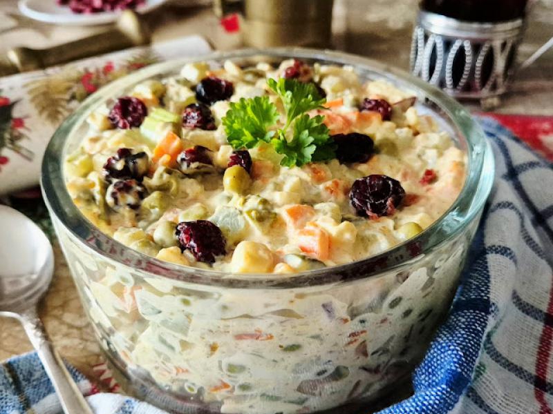 Sałatka jarzynowa z żurawiną w sosie curry