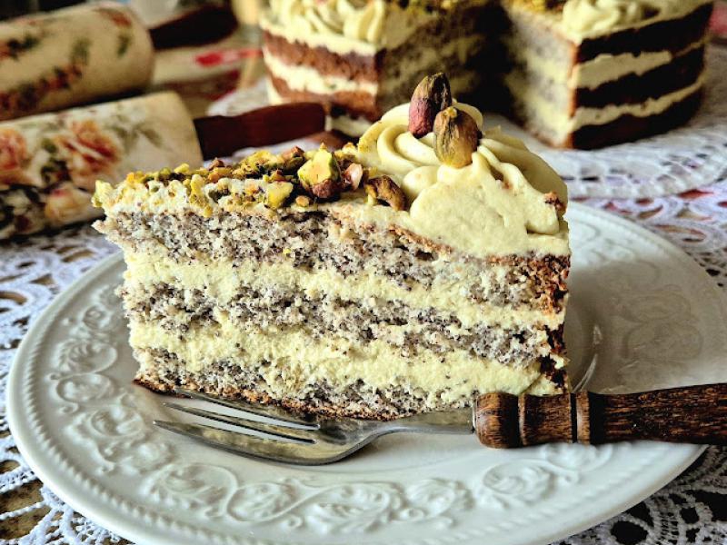 Tort makowy z kremem pistacjowym