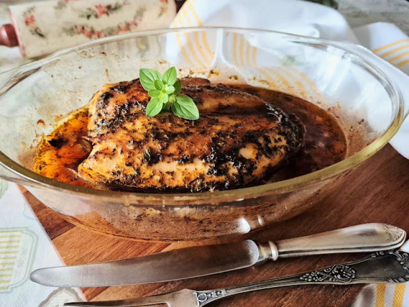 Pierś z kurczaka z kością pieczona w piekarniku