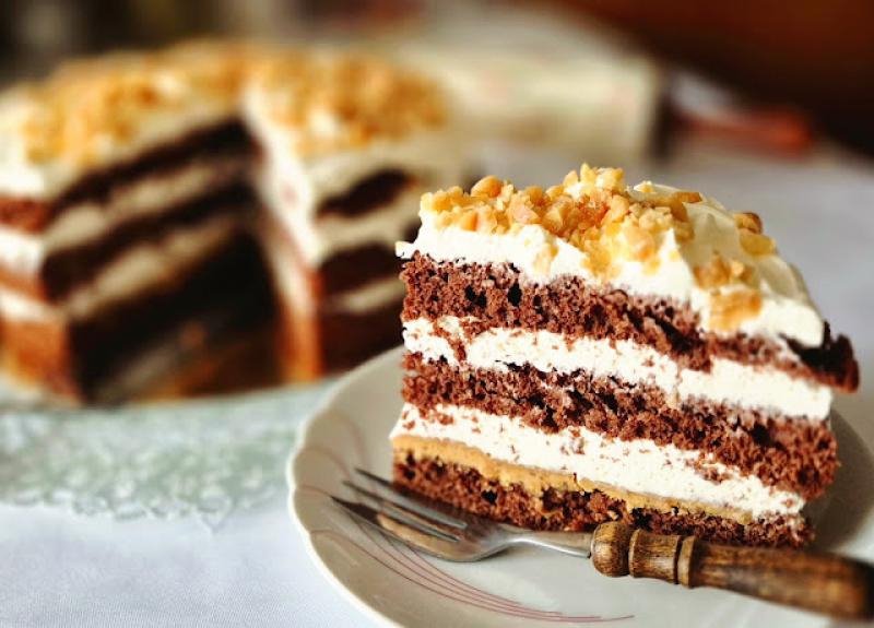 Tort Snickers z kremem śmietankowo-serowym