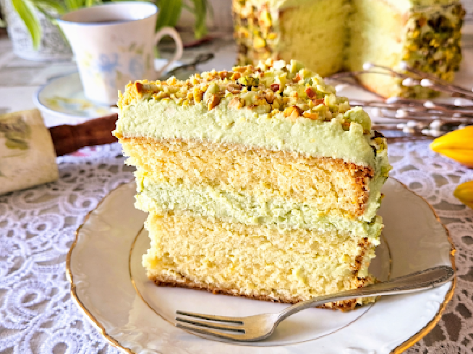 Tort waniliowy z kremem pistacjowym