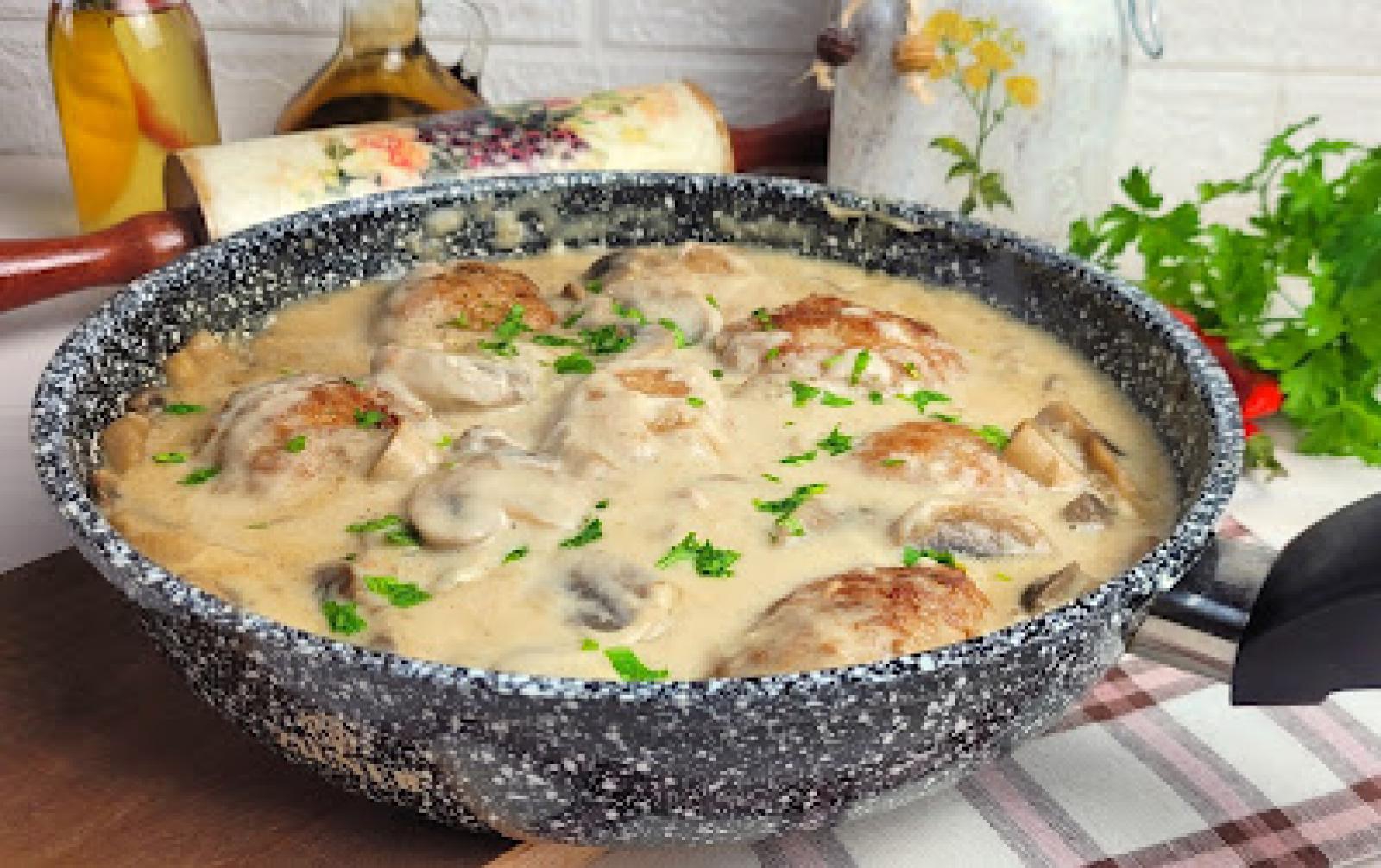 Kotlety mielone w sosie pieczarkowo -śmietanowym