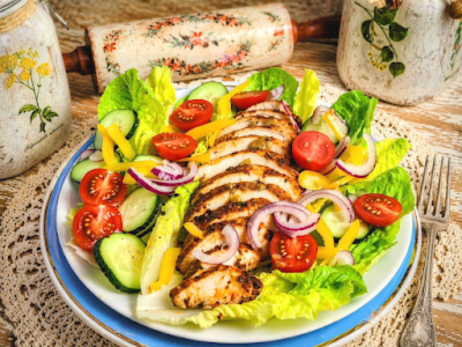 Sałata rzymska z pieczonym kurczakiem