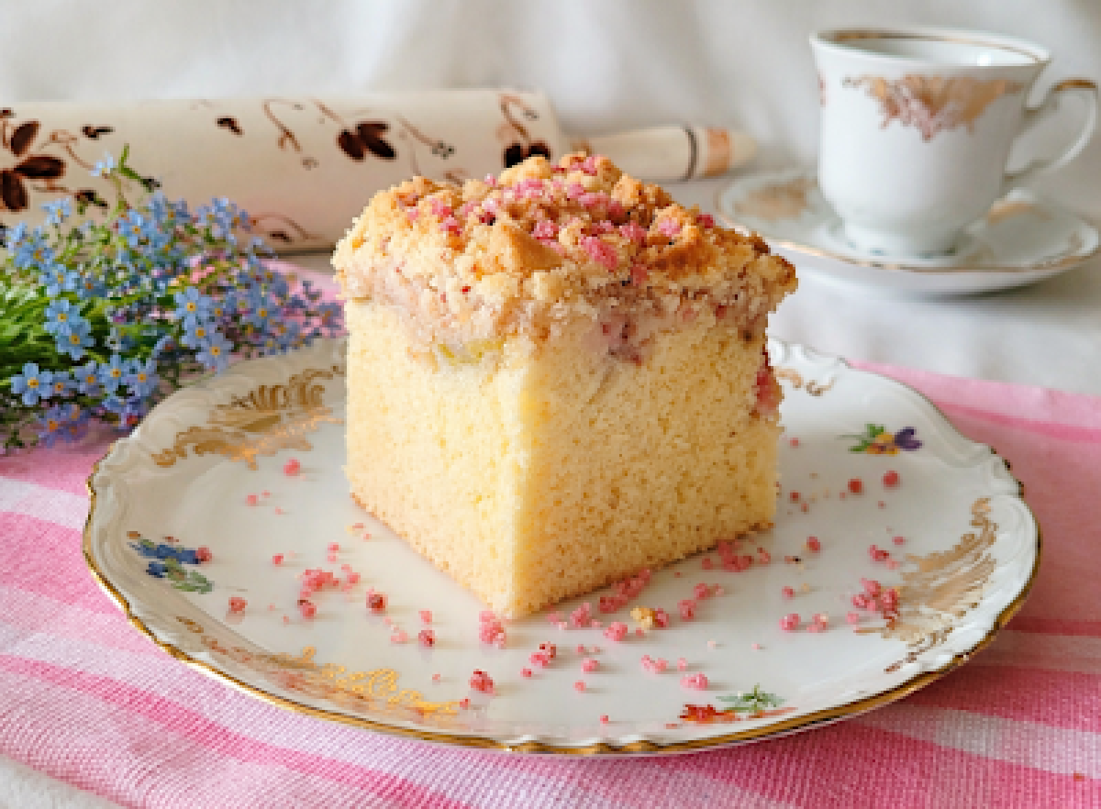 Ciasto ucierane z rabarbarem i różaną kruszonką