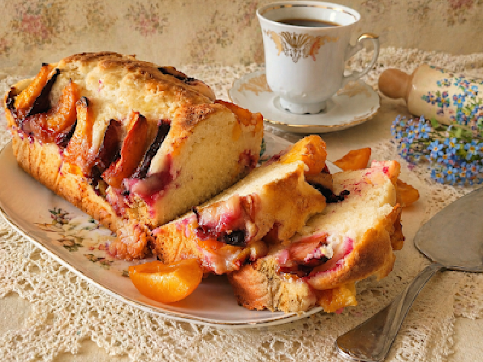 Babka jogurtowa z morelami i śliwkami