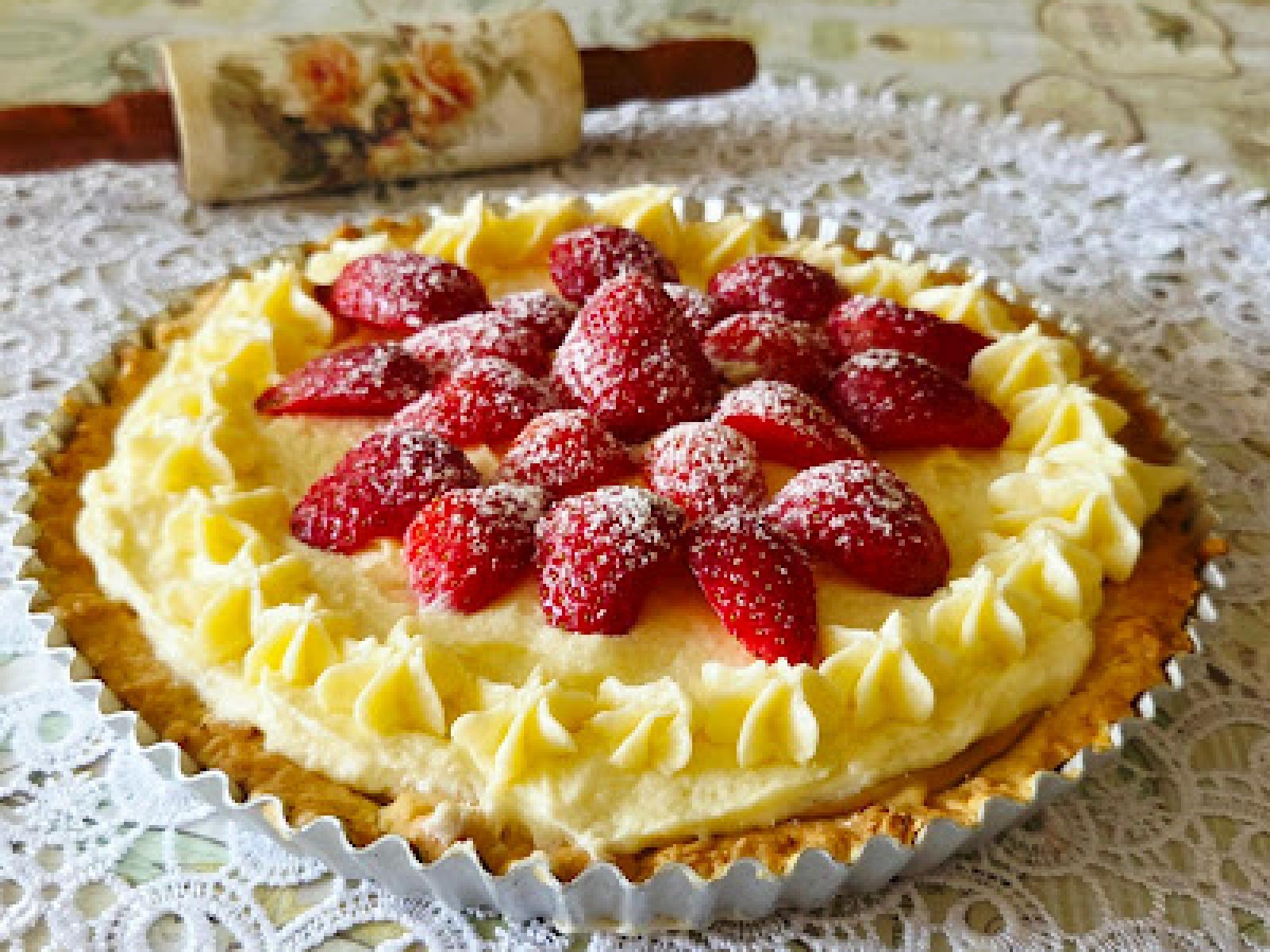 Tarta z kremem budyniowo-kokosowym i truskawkami