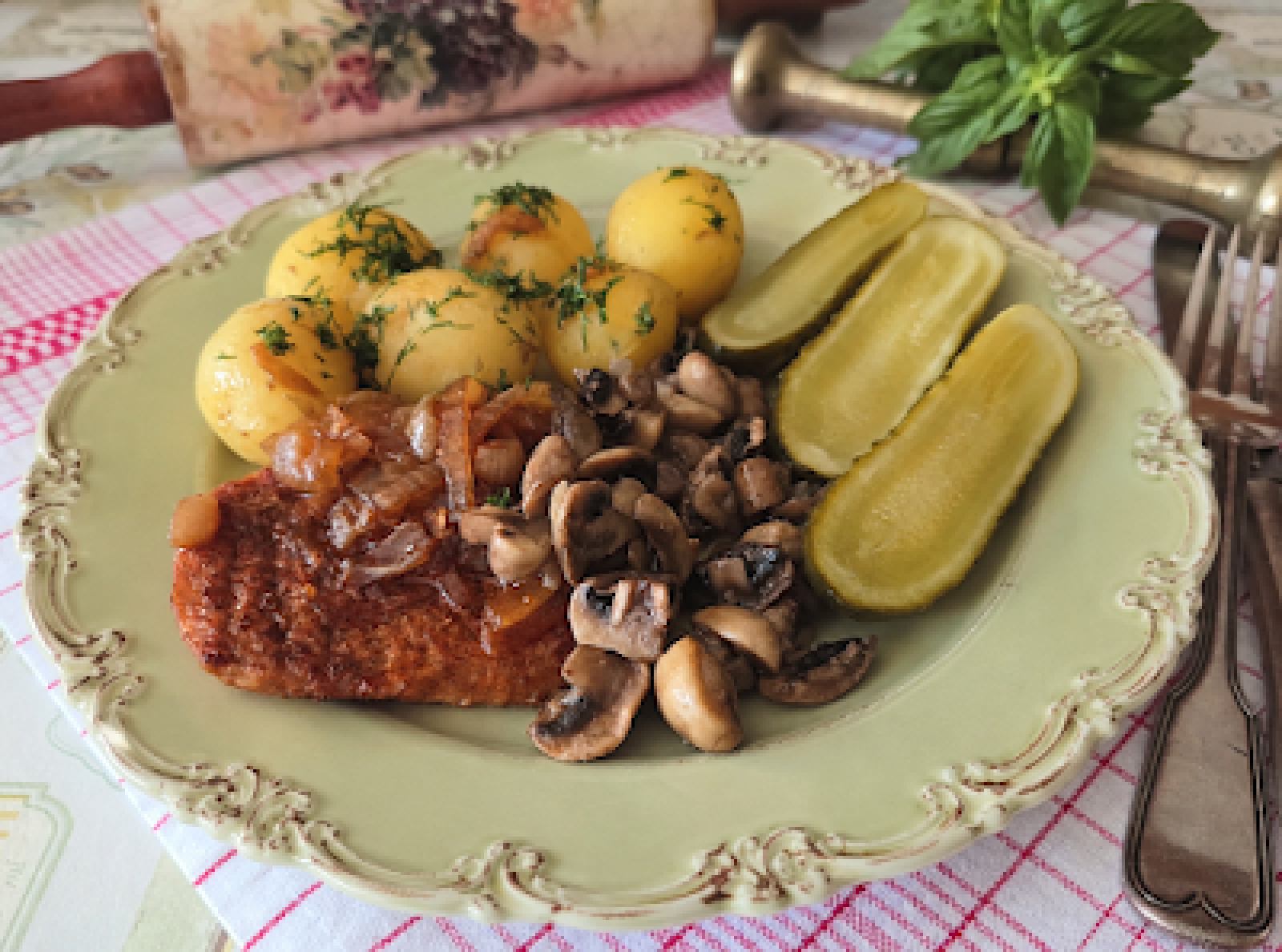 Schabowy bez panierki z cebulą i pieczarkami