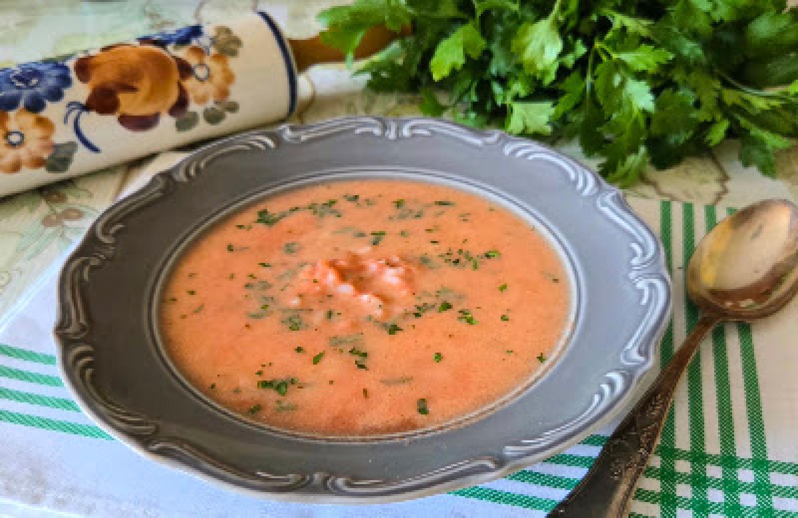 Zupa pomidorowa ze świeżych pomidorów zabielana