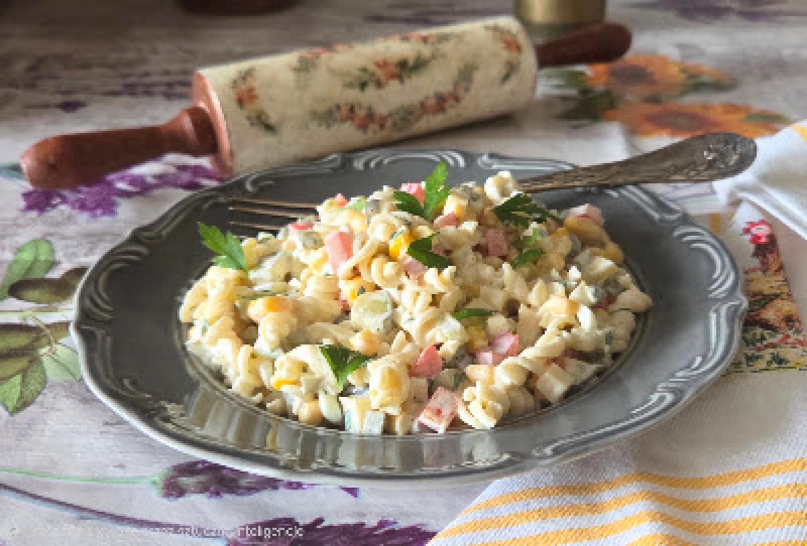 Swojska sałatka makaronowa