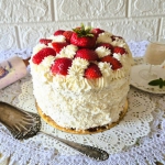 Tort Malibu z truskawkami