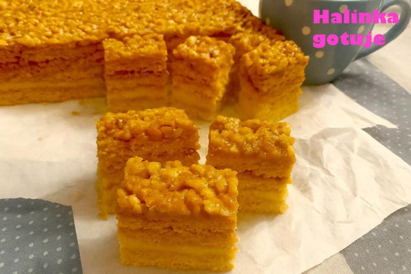 Ciasto Snikers – przepis na miodownik z kremem i orzechami