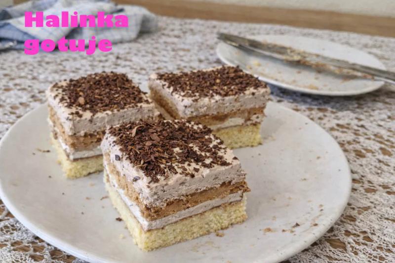 Kawowa kostka z kajmakiem – klasyczne warstwowe ciasto na biszkopcie