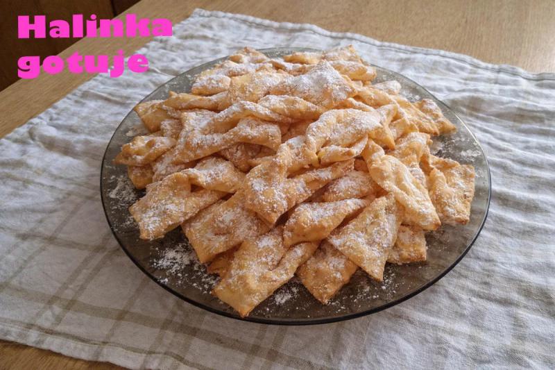 Domowe faworki na śmietanie – kruche jak trzeba