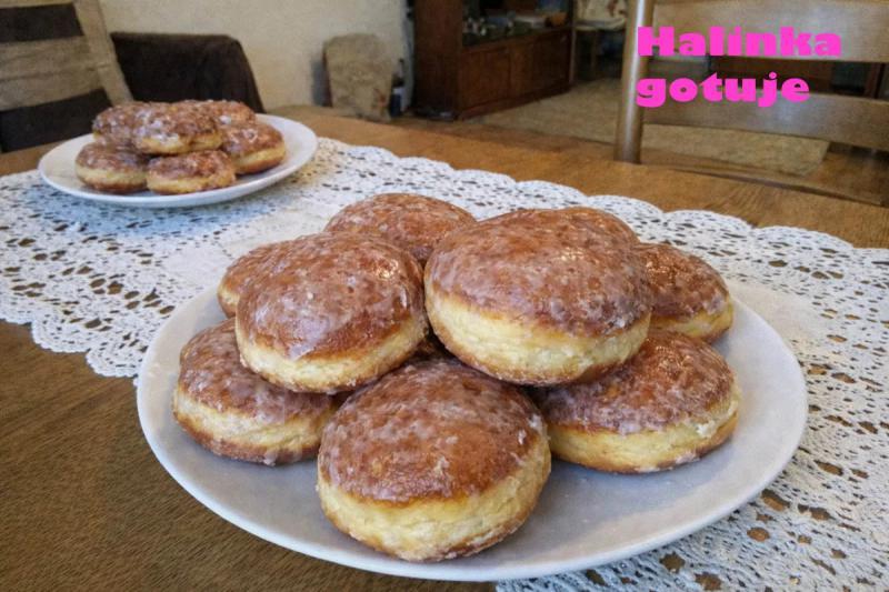 Pączki z marmoladą różaną i lukrem – miękkie, puszyste i domowe