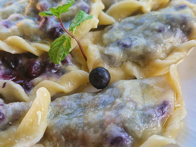 Pierogi z jagodami – prosty przepis bez jajek
