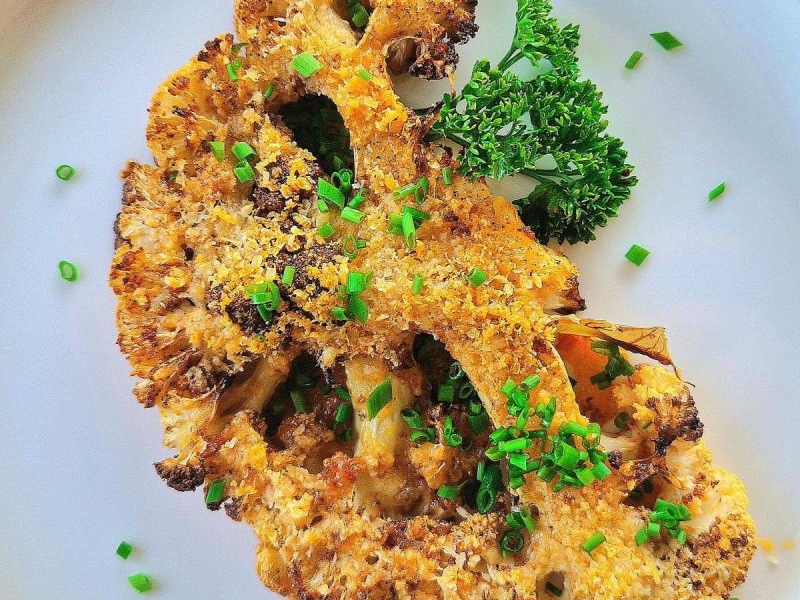 Stek z kalafiora pieczony w piekarniku z parmezanem, czosnkiem