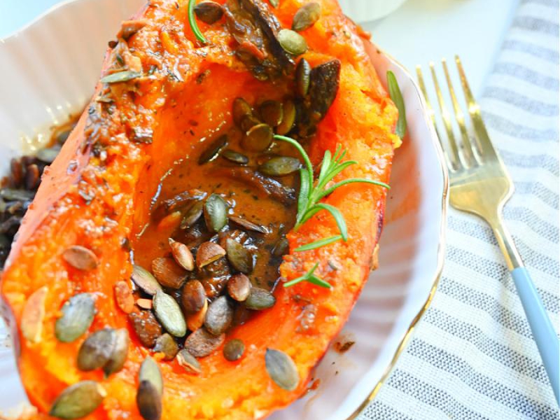 Dynia pieczona w soli z sosem grzybowym