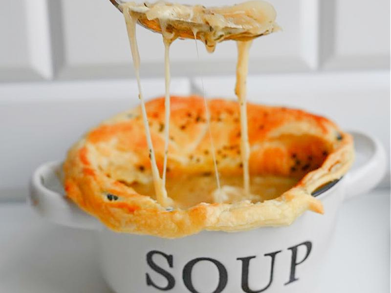 Zupa cebulowa zapiekana pod ciastem francuskim