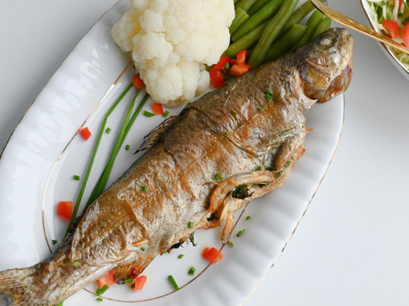 Chrupiący pstrąg z masłem klarowanym z Air Fryer