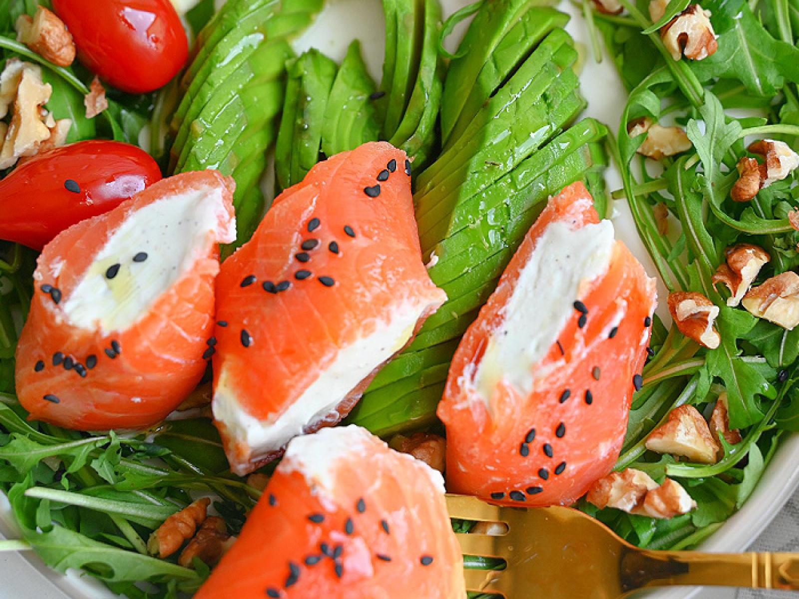 Cygaro z wędzonego łososia z musem z niebieskiego sera