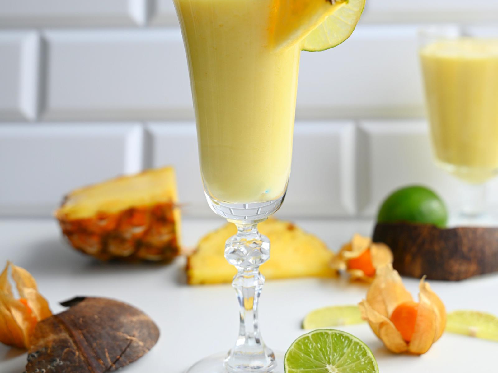 Bezalkoholowa pina colada z ananasem