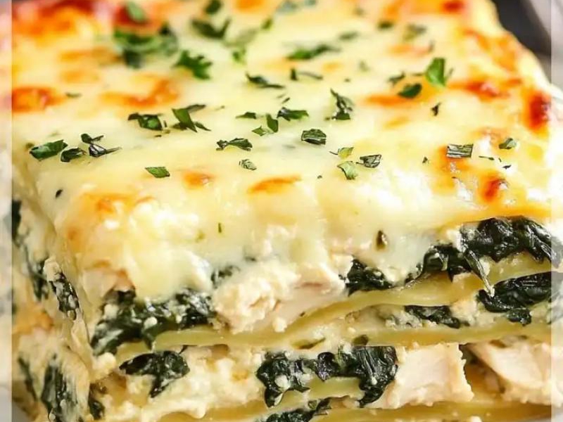 Lasagna ze szpinakiem kurczakiem i sosem Bolognese to pyszna potrawa