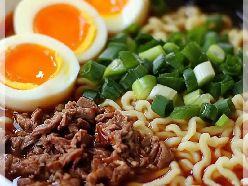 Zupa ramen z wołowiną i jajkiem to pyszne danie