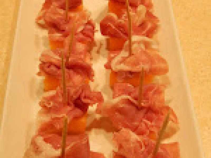 Koreczki: melon + prosciutto